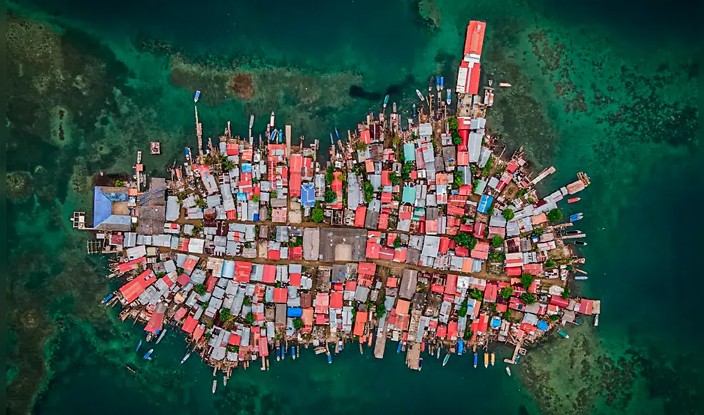 Ubicada a unos 1200 metros de la costa norte de Panamá, en el archipiélago de San Blas, la pequeña isla caribeña de Gardi Sugdub. Foto: Adri Salido/BBC.