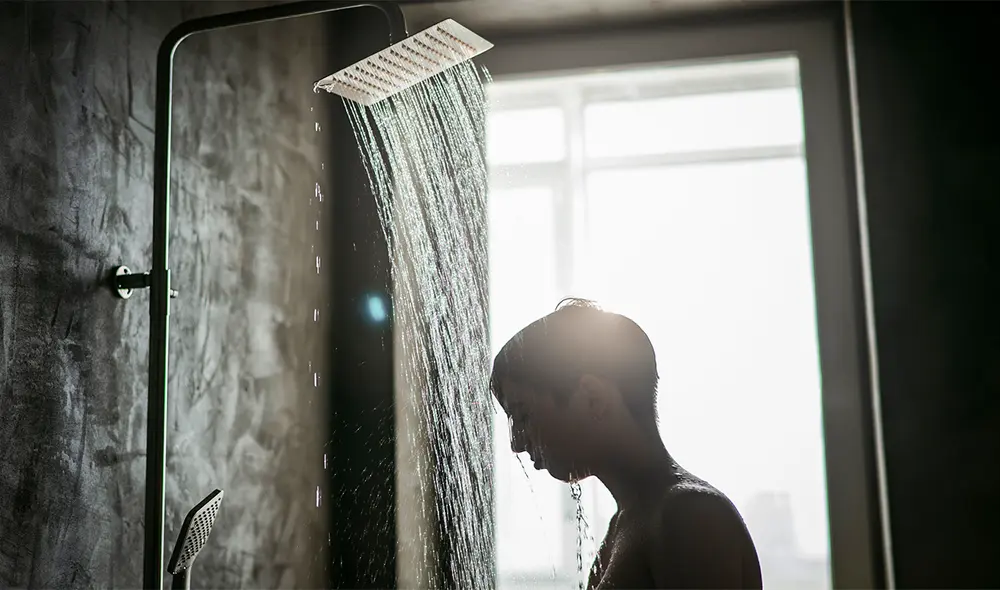 El joven hondureño se bañó en una ducha con una bomba de agua dañada. Foto: composición LR/Freepik El joven hondureño se bañó en una ducha con una bomba de agua dañada. Foto: composición LR/Freepik