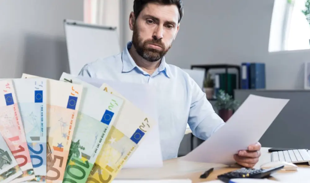 El pago de la renta que realiza Hacienda aún no llega a los millones de españoles que ya cumplieron con la campaña de la Renta 2024/2025. Foto: composición LR/ Freepik/ X