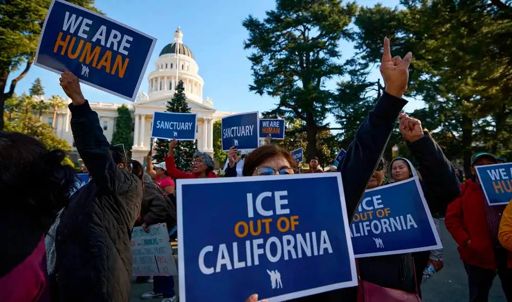 California pretende bloquear las redadas de ICE en hospitales, escuelas y refugios.