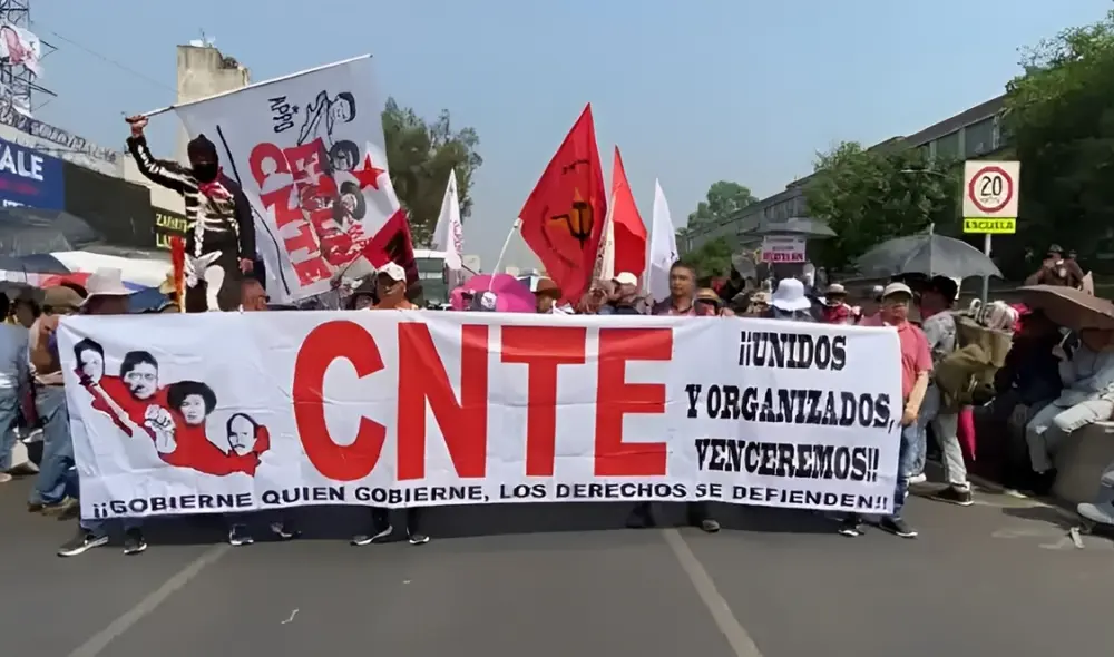 Maestros de la CNTE marchan hoy rumbo al Zócalo en el centro de la CDMX .