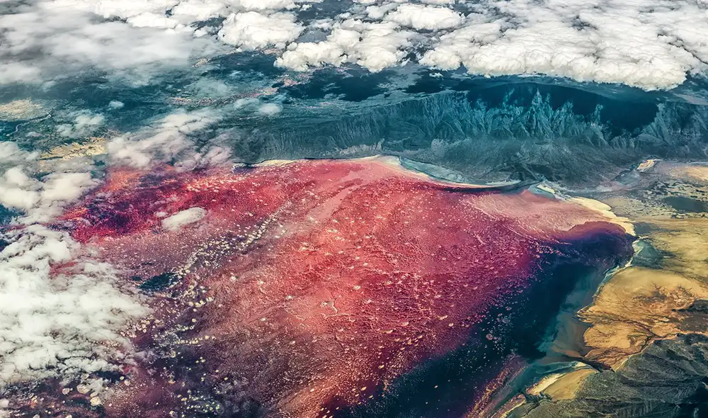 El lago Natron en Tanzania a veces se ve de color rojo debido a la población de microorganismos en la sal. Foto: IStock/erejeb El lago Natron en Tanzania a veces se ve de color rojo debido a la población de microorganismos en la sal. Foto: IStock/erejeb