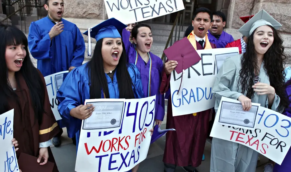la Texas Dream Act, ley que permitía a estudiantes indocumentados acceder a matrículas más bajas y ayudas en universidades públicas.