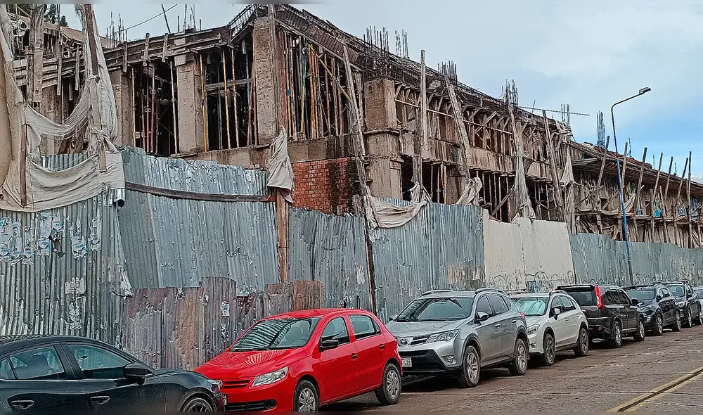 Desmontes y las calaminas fuera del predio obstaculizaban el paso peatonal en Cusco. Créditos: Luis Álvarez, La República