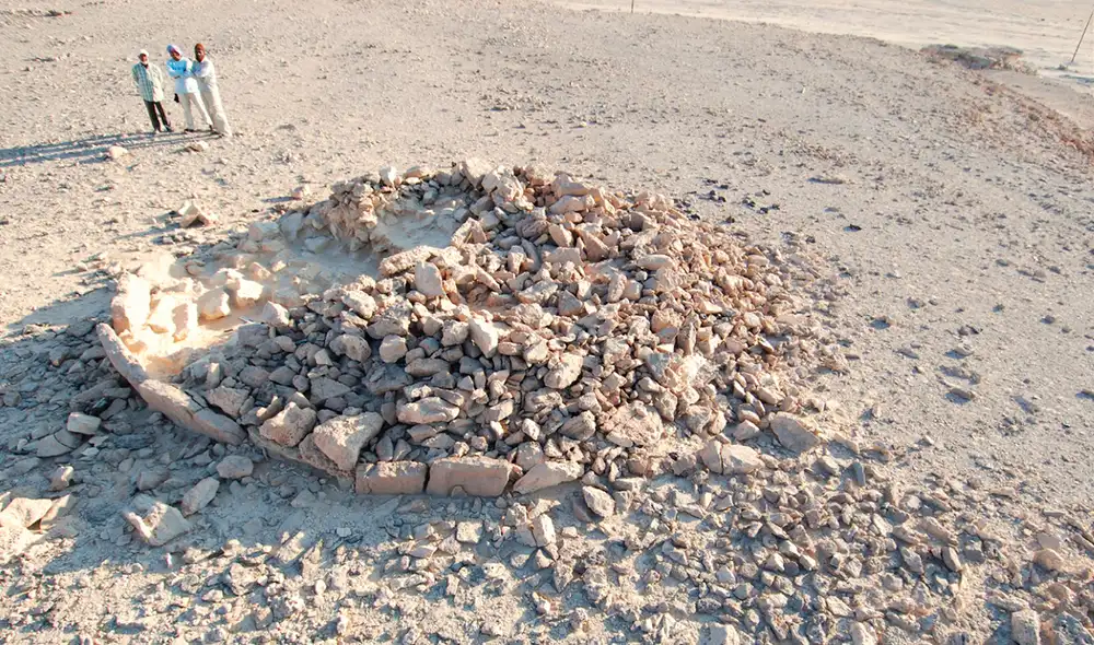 Los investigadores examinan los restos de un monumento de plataforma, el tipo de monumento más grande estudiado. Foto: PLOS One