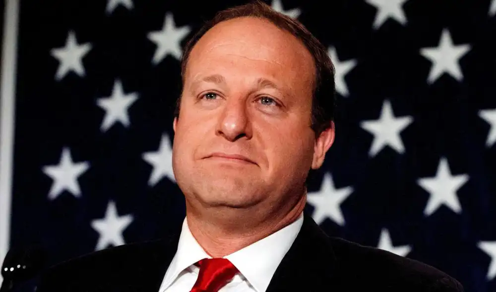 El gobernador de Colorado, Jared Polis, enfrenta una demanda por presuntamente compartir información de inmigrantes con ICE.
