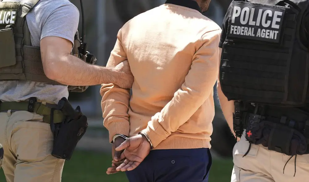 ICE detiene inmigrantes en los tribunales de inmigración de Estados Unidos.