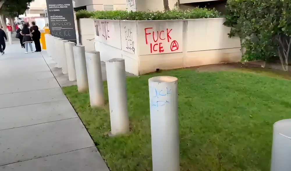 Manifestantes rechazaron las redadas del ICE en Los Ángeles.