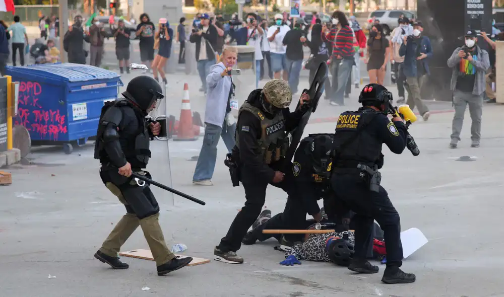 ICE detiene inmigrantes en Los Ángeles mientras crecen protestas ciudadanas.