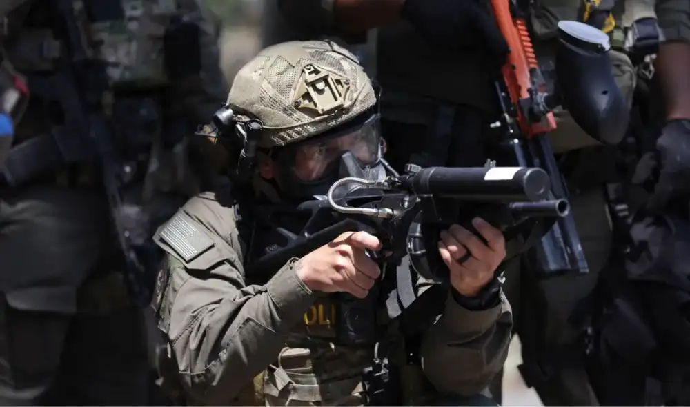 Activistas denuncian redadas de ICE en Los Ángeles y los califican como matones enmascarados.