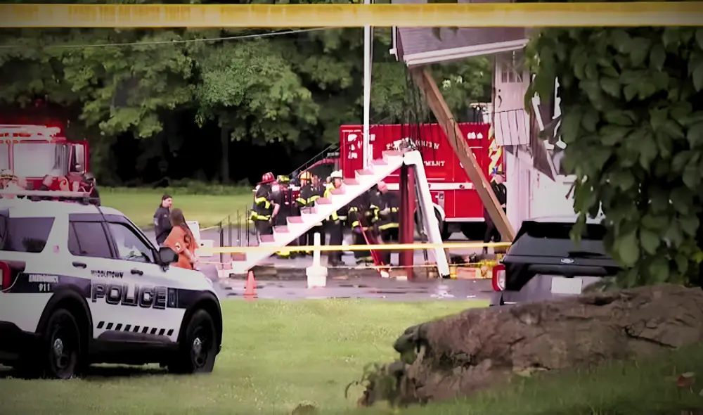 Derrumbe en Rhode Island deja una víctima fatal y tres heridos durante fiesta escolar en EEUU. Derrumbe en Rhode Island deja una víctima fatal y tres heridos durante fiesta escolar en EEUU.
