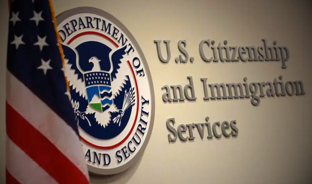 USCIS exige examen médico con el I-485 o rechaza la solicitud.