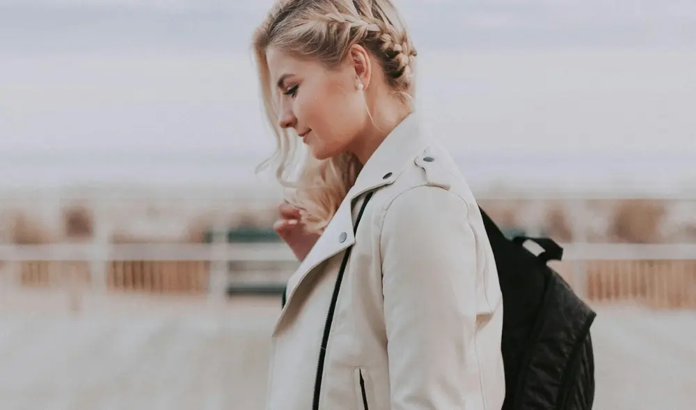 Dirigir la mirada hacia el suelo al caminar puede tener múltiples interpretaciones, que no se limitan únicamente al ámbito emocional, sino que también pueden estar relacionadas con rasgos de la personalidad Dirigir la mirada hacia el suelo al caminar puede tener múltiples interpretaciones, que no se limitan únicamente al ámbito emocional, sino que también pueden estar relacionadas con rasgos de la personalidad