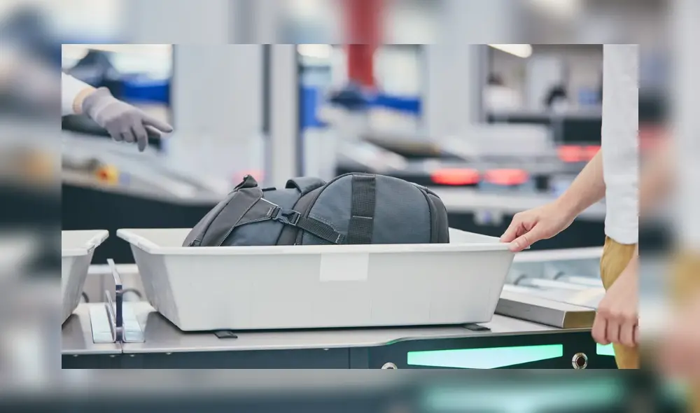 Planificar un viaje en avión, las aerolíneas suelen incluir en el precio del boleto la posibilidad de llevar un artículo personal, como una mochila o bolso de mano. Foto: AerolíneaL