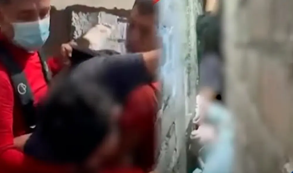 El menor fue auxiliado por el equipo de rescate del Cuerpo General de Bomberos. Foto: Composición LR/Buenos Días Perú El menor fue auxiliado por el equipo de rescate del Cuerpo General de Bomberos. Foto: Composición LR/Buenos Días Perú