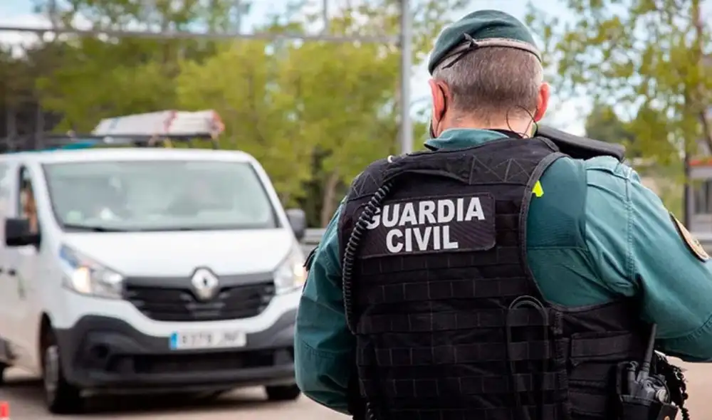 La Guardia Civil de España advierte que los pasajeros también deben respetar las normas de circulación, ya que pueden ser multados por diversas infracciones. Foto: Guardia Civil La Guardia Civil de España advierte que los pasajeros también deben respetar las normas de circulación, ya que pueden ser multados por diversas infracciones. Foto: Guardia Civil