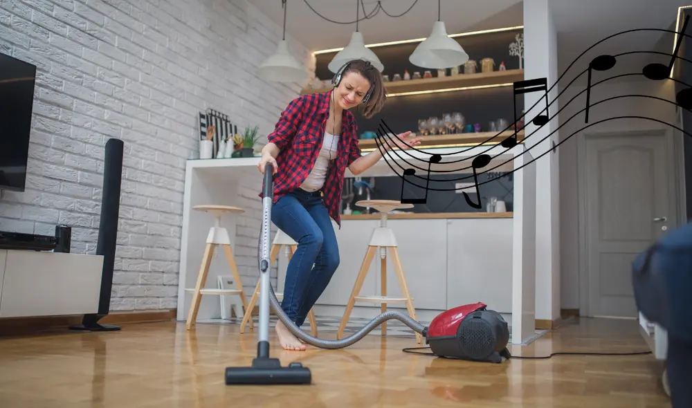 Limpiar tu casa escuchando música es una estrategia psicológica. Foto: Composición LR Limpiar tu casa escuchando música es una estrategia psicológica. Foto: Composición LR