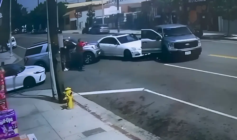 Agentes de ICE realizaron una detención en Boyle Heights, Los Ángeles, embistiendo un automóvil con una familia y dos niños menores a bordo.