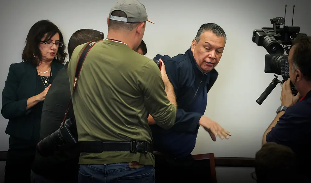 Alex Padilla protagonizó un tenso momento en una conferencia de prensa brindad por Kristi Noem.