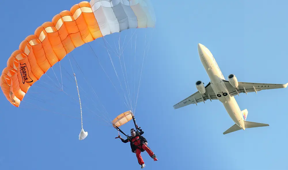 El uso de paracaídas en vuelos comerciales no sería conveniente debido a diversas complicaciones físicas, según un experto. Foto: IStock
