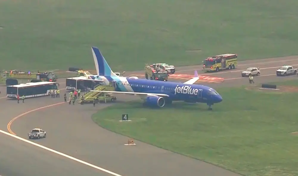 El vuelo 312 de JetBlue se desvió de la pista de aterrizaje en Boston y terminó en el césped.