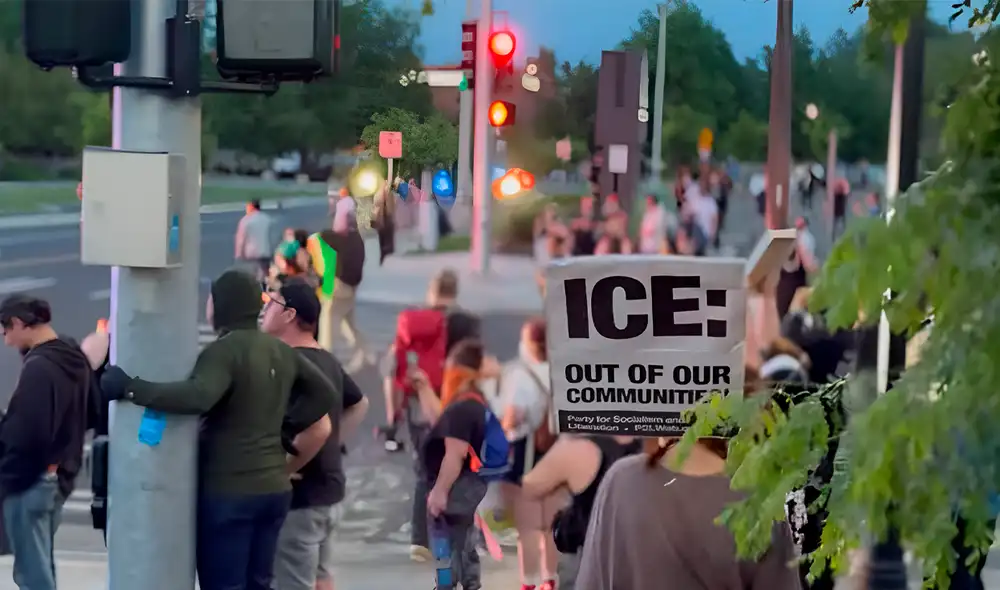 Manifestantes se enfrentaron a la policía por las redadas del ICE en Washington. Manifestantes se enfrentaron a la policía por las redadas del ICE en Washington.