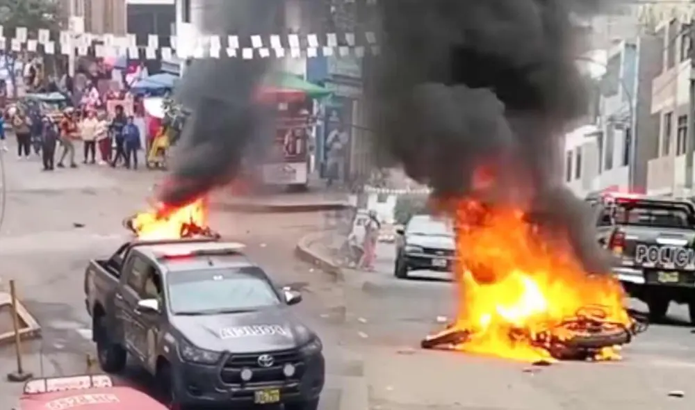 Vecinos queman moto en la Asociación Villa Hermosa en El Agustino. Foto: composición LR/Exitosa Vecinos queman moto en la Asociación Villa Hermosa en El Agustino. Foto: composición LR/Exitosa