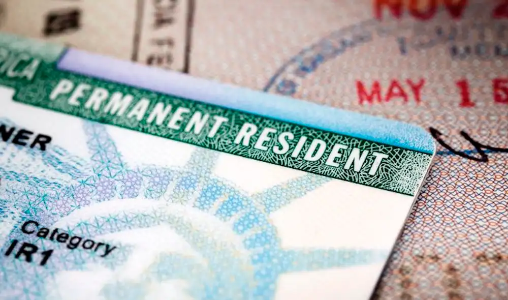 ICE puede deportarte si cuentas con Green Card adulterada con el fin de proteger sus leyes migratorias.