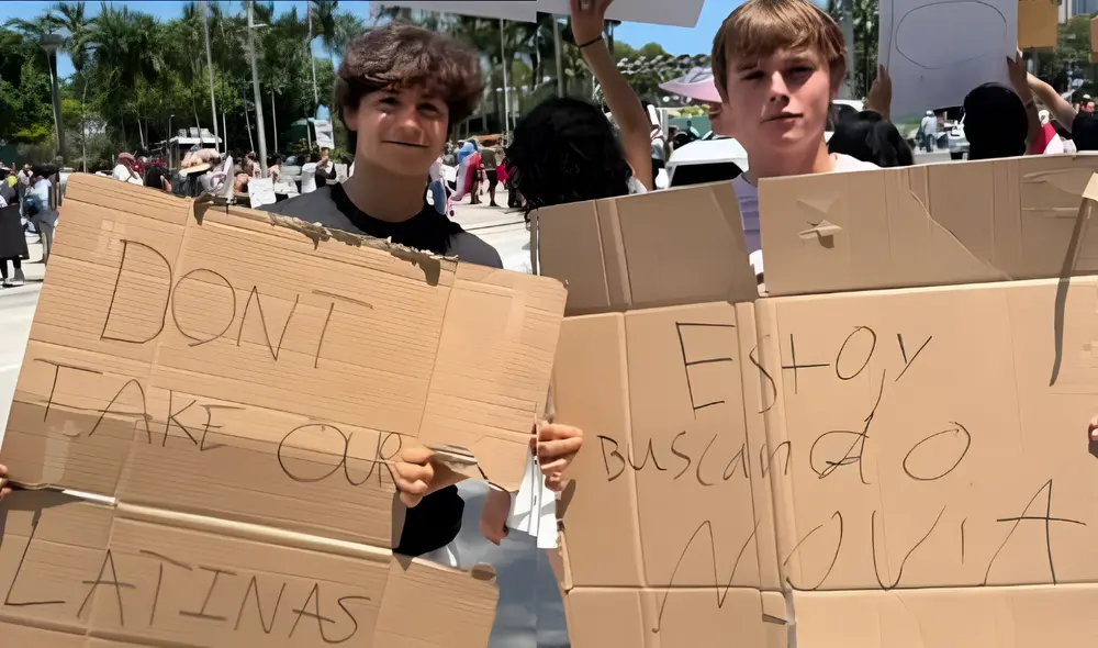 Adolescentes en protestas de "No Kings" con curiosos carteles.