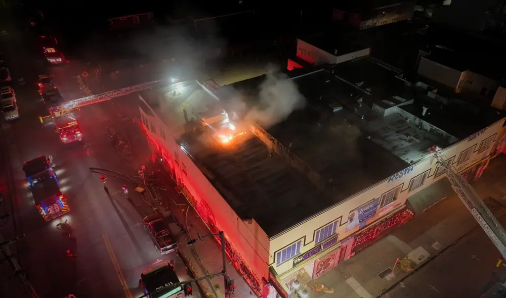 Bomberos controlan incendio estructural en International Boulevard en Oakland, sin víctimas reportadas.