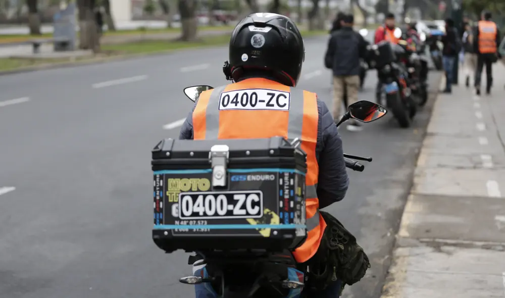 La placa de un vehículo es una combinación de letras y números que sirve para identificarlo y distinguirlo de los demás.