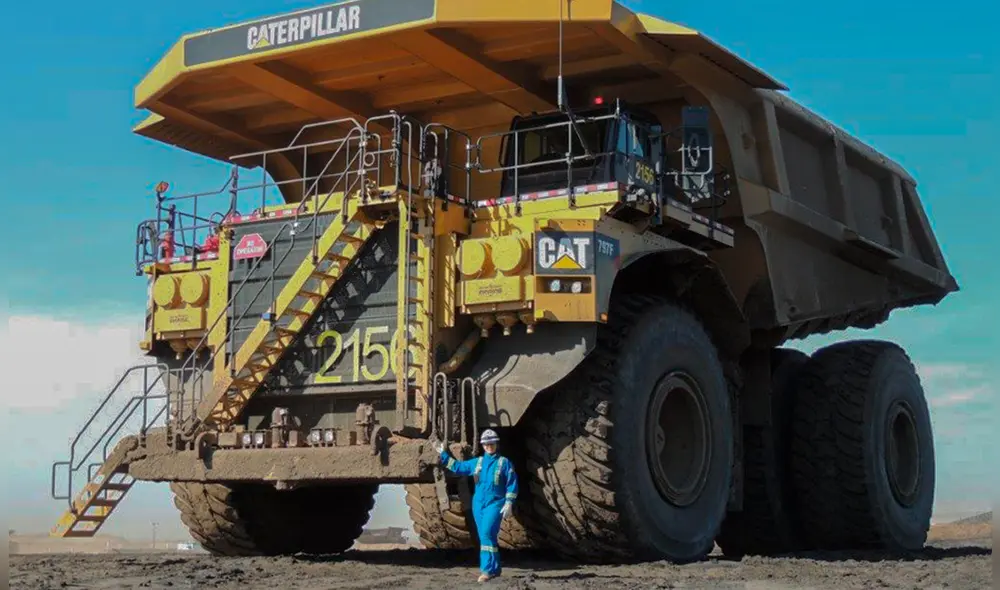 el 797F mide 14,8 metros de largo, 9,75 metros de ancho y alcanza una altura de 6,52 m cuando está vacío. Foto: Equipment Journal.