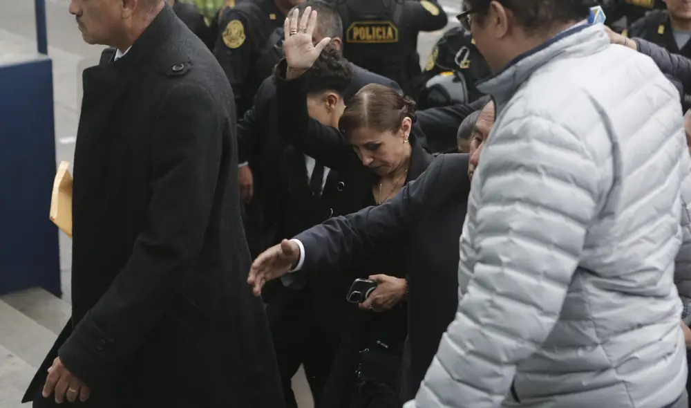 Patricia Benavides intenta ingresar por la fuerza. Foto: Marco Cotrina/La República