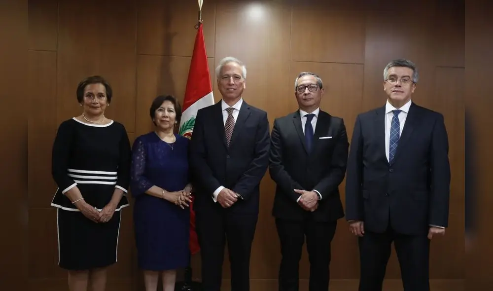 ¿Se repite la historia? Entre los años 2023 y 2024, el Congreso emprendió una cacería sin tregua contra los miembros de la JNJ. Hoy tiene carta abierta para retomar sus ataques. ¿Se repite la historia? Entre los años 2023 y 2024, el Congreso emprendió una cacería sin tregua contra los miembros de la JNJ. Hoy tiene carta abierta para retomar sus ataques.