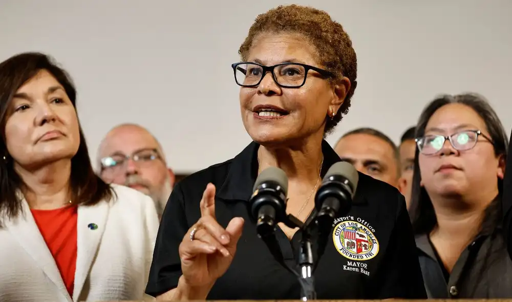 Karen Bass ordenó la reducción del toque de queda en Los Ángeles tras los disturbios y las protestas contra ICE.