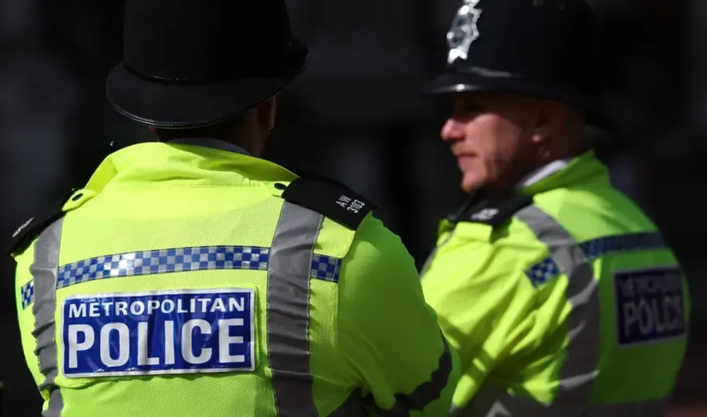 El ataque, ocurrido en septiembre de 2024, involucró agresiones físicas y racismo, mientras la novia del agresor grababa el incidente. La grabación fue clave en el juicio. Foto: EFE