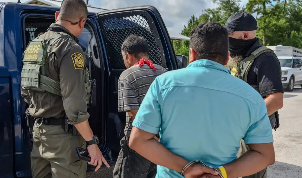 Los oficiales del ICE capturaron a inmigrantes indocumentados en un hiódromo de Luisiana.
