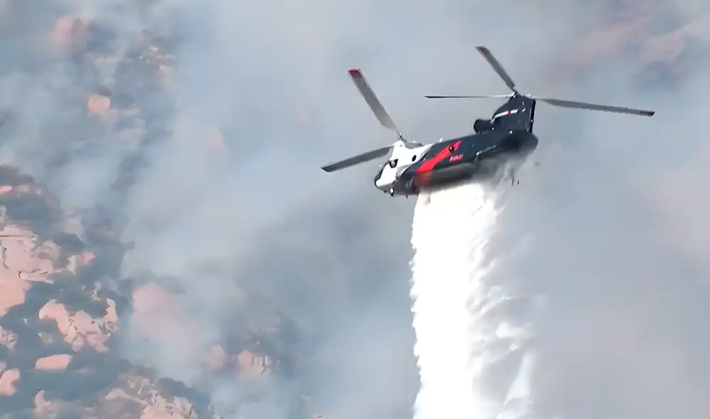 Un helicóptero ayudó en las labores para controlar el incendio forestal.