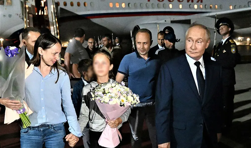 En agosto de 2024, Putin dio la bienvenida a los espías rusos que se instalaron en Argentina. Foto: Composición LR/CNN.