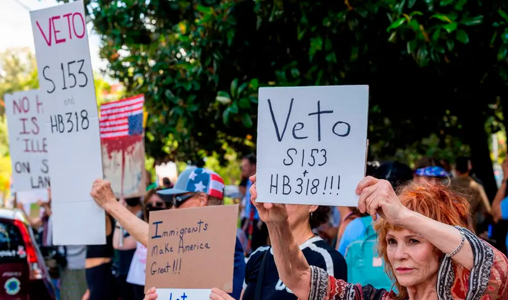 Manifestantes exigen vetar 2 proyectos de ley en Carolina del Norte.