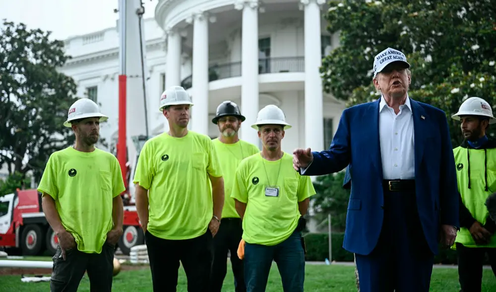 Trump ingresó a la Casa Blanca a la hora de izar la bandera y preguntó por los inmigrantes ilegales.