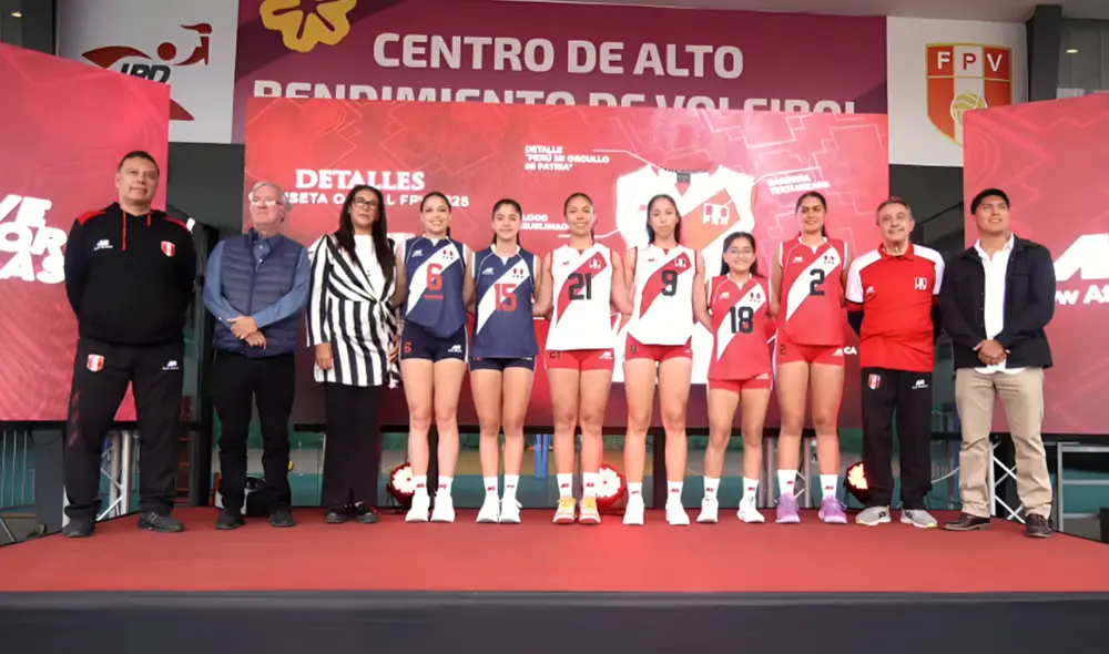 La selección peruana presentó su nueva indumentaria bajo el lema ‘Legado y tradición’, en un evento que contó con la participación del presidente de la Federación Peruana de Vóley, Gino Vegas y y los entrenadores Antonio Rizola y Martín Escudero La selección peruana presentó su nueva indumentaria bajo el lema ‘Legado y tradición’, en un evento que contó con la participación del presidente de la Federación Peruana de Vóley, Gino Vegas y y los entrenadores Antonio Rizola y Martín Escudero
