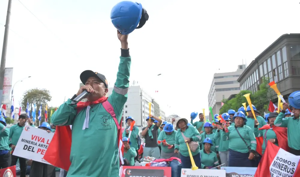 Integrantes del Confemin volverán a salir a las calles para pedir la ampliación del Reinfo, que vence este 30 de junio. Foto: Marco Cotrina/La República Integrantes del Confemin volverán a salir a las calles para pedir la ampliación del Reinfo, que vence este 30 de junio. Foto: Marco Cotrina/La República