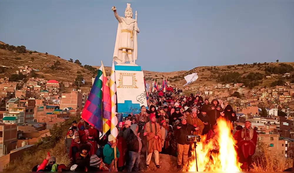 Decenas de puneños se congregaron en los cerros más altos para celebrar la llegada el Año Nuevo Andino. Foto: Liubomir Fernández/La República Decenas de puneños se congregaron en los cerros más altos para celebrar la llegada el Año Nuevo Andino. Foto: Liubomir Fernández/La República