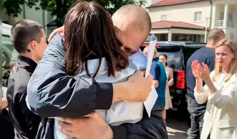 Serguéi Tijanovski, uno de los principales líderes de la oposición bielorrusa, fue excarcelado el sábado junto a otros 13 presos políticos. Foto: AFP.