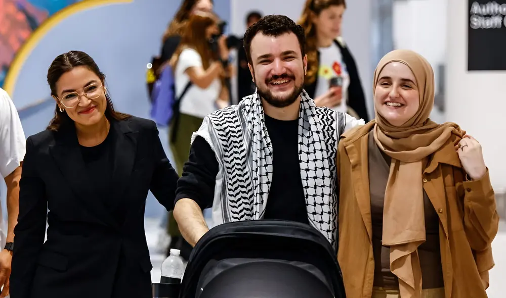 Mahmoud Khalil, activista sirio y graduado de la Universidad de Columbia, recuperó su libertad tras más de 3 meses bajo custodia de ICE, tras un fallo judicial a su favor. Mahmoud Khalil, activista sirio y graduado de la Universidad de Columbia, recuperó su libertad tras más de 3 meses bajo custodia de ICE, tras un fallo judicial a su favor.