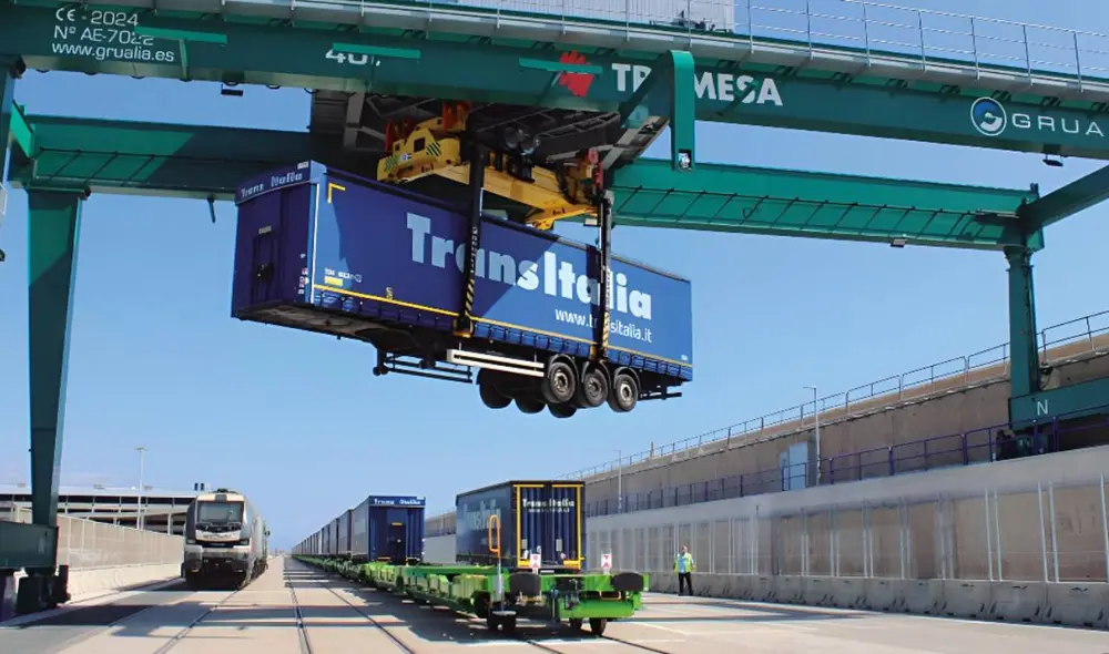 La primera autopista ferroviaria de España impulsa un modelo sostenible con trenes de 750 metros de longitud. Foto: composición LR/ X La primera autopista ferroviaria de España impulsa un modelo sostenible con trenes de 750 metros de longitud. Foto: composición LR/ X
