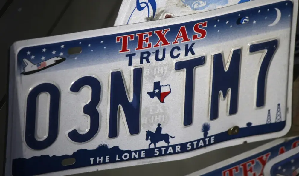 El gobernador de Texas, Greg Abbott, firma la Ley HB 718, que transforma el sistema de matrículas.