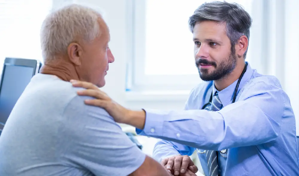 Factores como antecedentes familiares, obesidad y tabaquismo aumentan el riesgo de cáncer prostático.