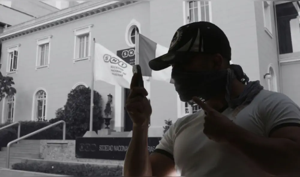 El 73% invirtió en videovigilancia, el 36% contrató seguridad privada y uno de cada cuatro capacitó a su personal en protocolos de seguridad. Foto: composición/Andina